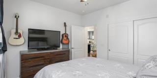 Like new gorgeous ground level Condo with Detached Garage and open floor plan. Gallery 9