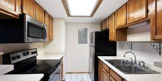 Charming 2-Bedroom Condo in Prime Location - Woodside Village Gallery 5