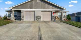 Updated 3-Bed, 2-Bath Ranch Townhome with Garage in Blue Springs Gallery 1