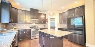 Beautiful 4BR Home in Woodloch | 2-Car Garage, A/C & Bonus Loft Gallery 6