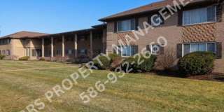 Upper end-unit condo in desirable Rochester Hills Gallery 1