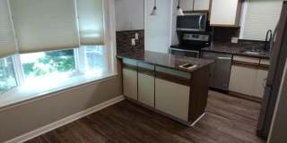 Spacious 3 bedroom townhome close to UK! Gallery 3