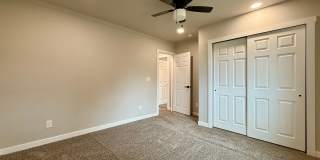 Stylish 3-Bedroom Remodel with Two Fireplaces and Mountain Views Gallery 23