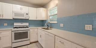 Beautiful 3 bedroom, 2 bathroom home in North Lamar!!! Gallery 7