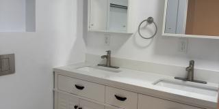 Fully Remodeled 3 Bedroom/ 2 Bathroom Duplex w/ Modern Finishes & Private Yard! Gallery 11
