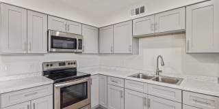 Stylish. Newly Renovated. Cozy, Boutique Community - On Broadway Apartments Gallery 9