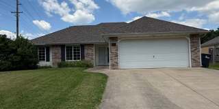 3 bed 2 bath Home with fenced in backyard Gallery 1