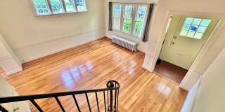 Spacious 6 bedroom 3.5 bath Tudor Townhouse w/Deck close to Georgetown University & Hospital Gallery 9