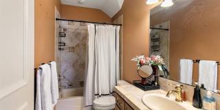 Stunning Lagoon Residence! Gallery 34