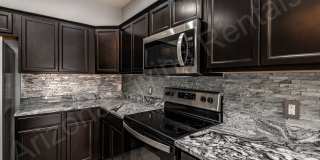 DON'T MISS THIS THREE BEDROOM TOWNHOUSE IN A PRIME LOCATION Gallery 14