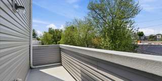 Detached Luxury 4BR/3B Retreat with Skyline Rooftop Deck, Wet Bars, Driveway & Massive Yard Gallery 15