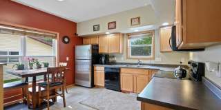 3 Bed House w/ Garage, Laundry, & Fenced Yard! Gallery 11