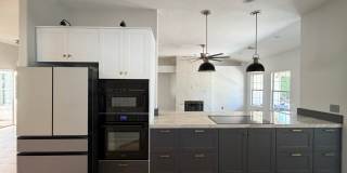 BEAUTIFULLY UPGRADED SINGLE FAMILY HOME - 3 BEDROOM, CORNER LOT WITH VAULTED CEILINGS BEAUTIFULLY UPGRADED SINGLE FAMILY HOME - 3 BEDROOM, CORNER LOT WITH VAULTED CEILINGS Gallery 4