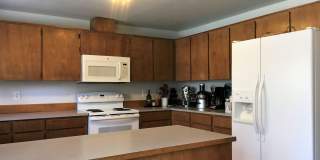 ***$1,000 Off First Month's Rent*** Charming Split Level in NE Bend - HUGE Yard! Gallery 11