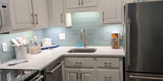 Adorable Furnished First Floor Beach-Oriented Condo - 6 mo Lease Term Available! Gallery 1