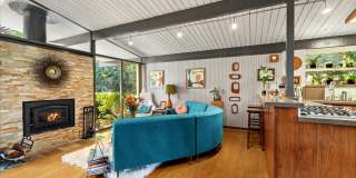 Woodland Hills Mid-Century Modern Retreat Gallery 9