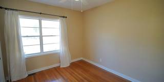 3 Bed / 1 Bath Home w/Sunroom in Midtown Neighborhood! Gallery 13