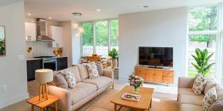 37 OAKLAND Street Gallery 1