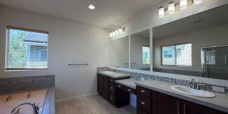 Spacious 4-Bed Home with Loft & Covered Patio in North Creek Gallery 22