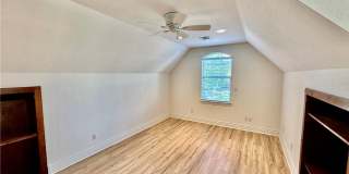 Prime Location 4 Bedroom 3 1/2 bath 2 garages! Gallery 20