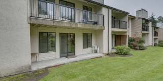 Roomy Remodeled  Kirkland Condo Gallery 1