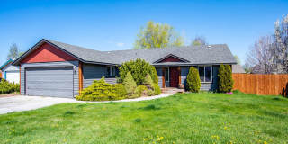 Charming 3-Bedroom Home in Redmond: Spacious Yard & Prime Location! Gallery 1