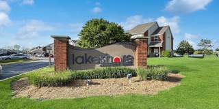 Grand Lakeside Escape: Spacious 3-Bedroom Retreat in Lakeshore Community Gallery 60