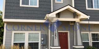 Charming Townhouse Close To The Village! Gallery 1