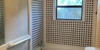 Charming 3 Bedroom Home - Large Backyard - Carport Gallery 11