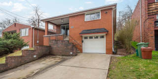 Stunning 3 bed, 2 bath home in East Hills available August 1! Gallery 5