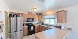 Charming 3 Bedroom, 2 Bathroom NE ABQ Home. Refrigerated Air! Spacious backyard. Near Uptown Gallery 9