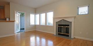 2bd/2.5ba Kirkland Townhome Gallery 8