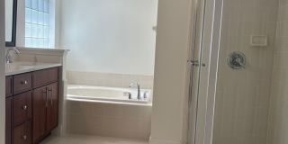 Captivating 4 Bedroom, 2 bath Pool/Lake home Gallery 27