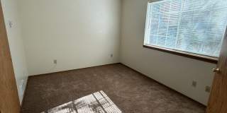 Close to COCC!  Townhouse, 2.5 Bath, W/D Hookups, Gas Fireplace, Water/Sewer Paid, Garage Gallery 12