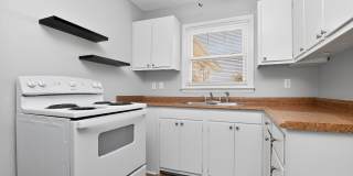 Adorable Two Bedroom Apartment Near Cotswold! Gallery 7