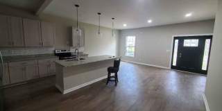 Room in 4 Bedroom Home at Athens Ave Gallery 5
