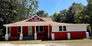 Spacious Home With Large Fenced Yard Gallery 1