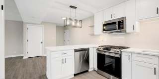 Modern, Tranquil, High-End Apartment in Downtown Downers Grove Gallery 8