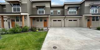 2 Primary Bedroom Suites / 2.5 Bathroom Townhouse in Redmond OR Gallery 1