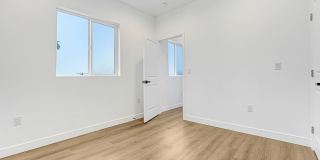 5346 1/2 Oakland Street Gallery 31