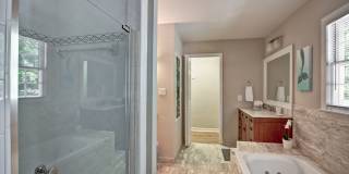 FURNISHED: Modern 6 Bdrm (7 beds) Home with BBQ, Foosball, HotTub & Private Pool - Close To Airport&Downtown Gallery 23