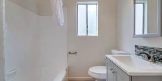 Classic Courtyard Building on Venice Blvd – Secure, Convenient, Pet-Friendly Gallery 12