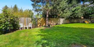 2 Bed, 1 Bath Duplex in Prime Olde Town Issaquah Location with a Yard Gallery 17