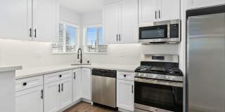 Designer Mid-City/Fairfax House + Studio | Dog Run & Private Orchard | 3-Car Parking Gallery 5