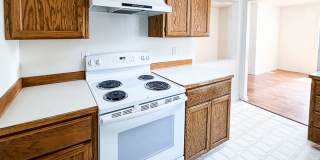 4 Bed/3 Bath Three Story Condo Near Bus Routes and Shopping Gallery 9