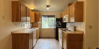 3BR single-level rancher in SE Bend with large fully-fenced backyard Gallery 9