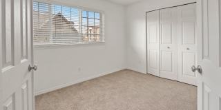 3 bed/2.5 bath Townhome + 2 Car Garage + Washer/Dryer + Fenced Front Patio Gallery 5