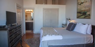 DH Holmes Gallery 32