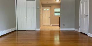 Spacious Top Floor 2 bed, Parking and utilities inc, Right in front of the train..  EASY CHOICE Gallery 4
