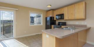SPACIOUS TOWNHOME CONVENIENTLY LOCATED WITH IN-UNIT LAUNDRY SPACIOUS TOWNHOME CONVENIENTLY LOCATED WITH IN-UNIT LAUNDRY Gallery 1
